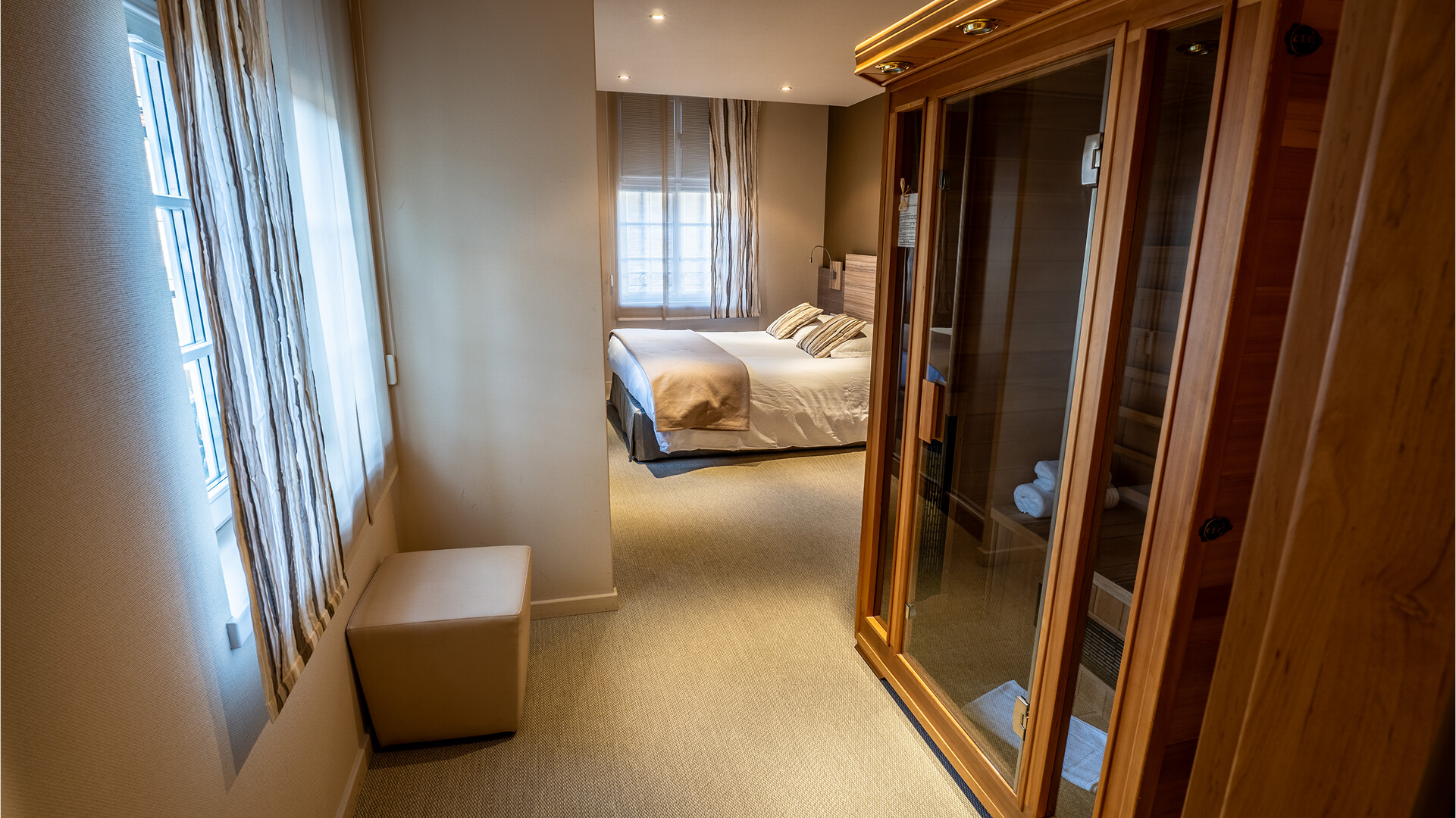 Couloir avec sauna privatif vers la chambre.