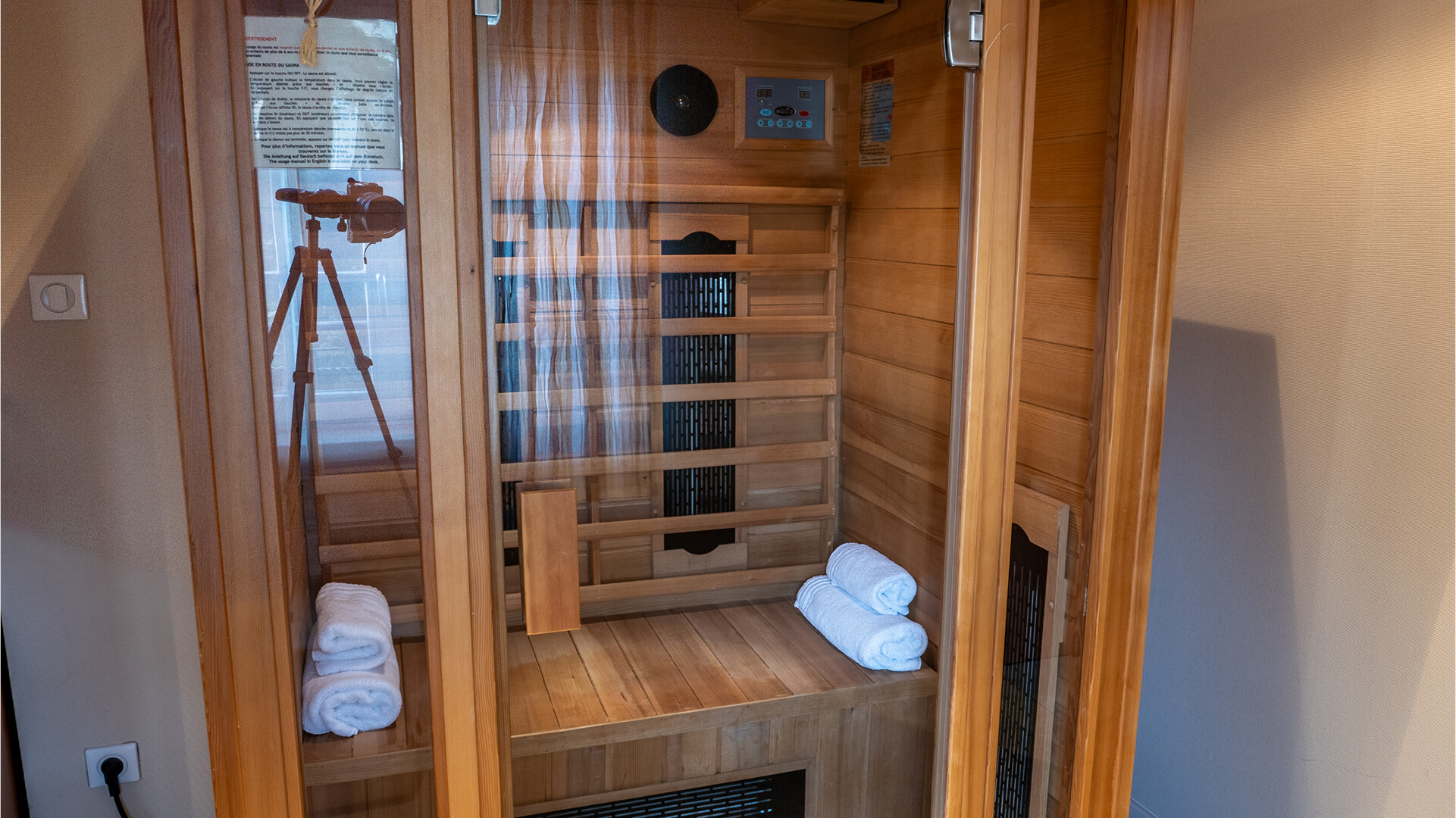 Sauna privatif infrarouge en bois.