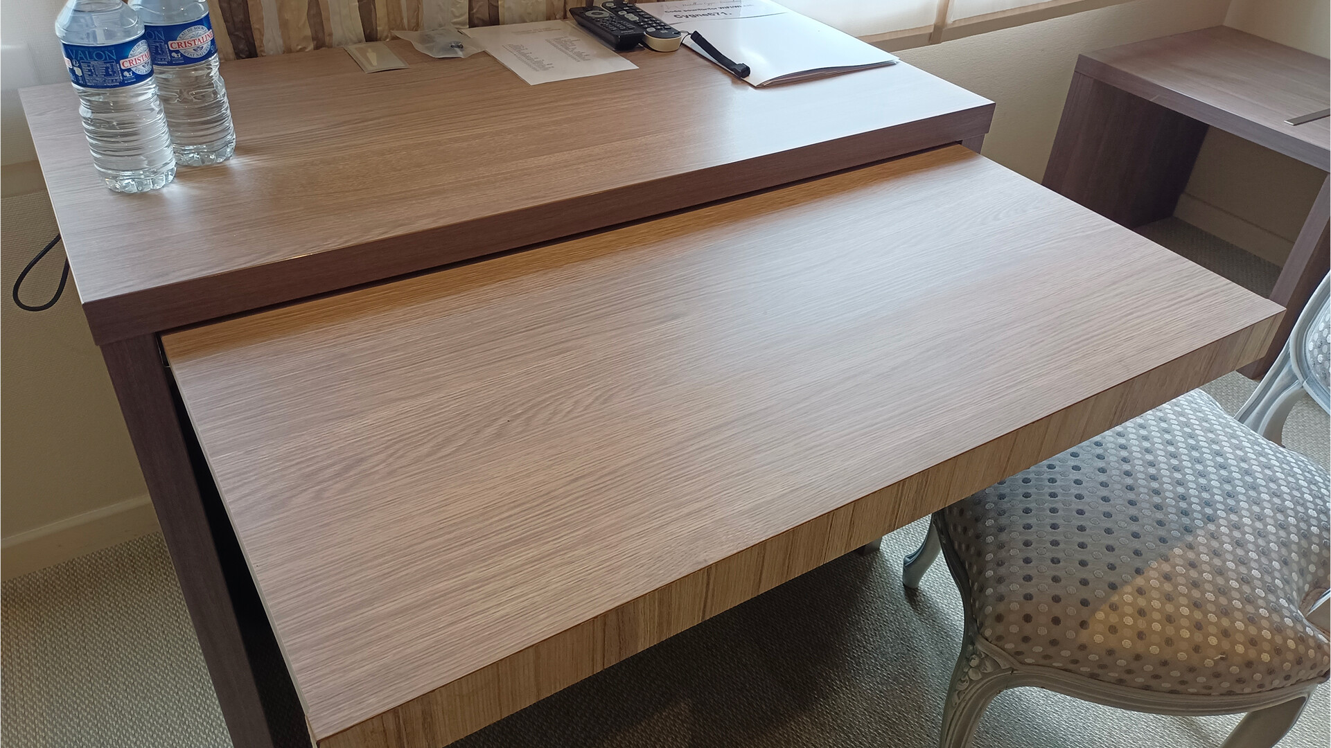 Bureau avec rallonge coulissante en bois.