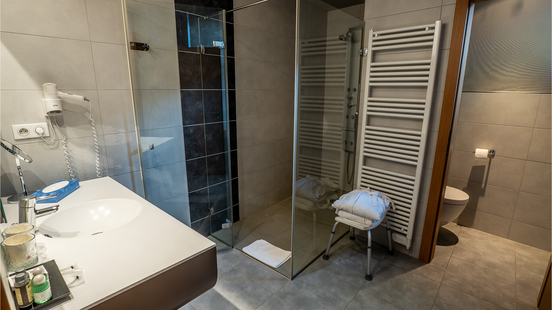 Salle de bains avec douche italienne moderne.