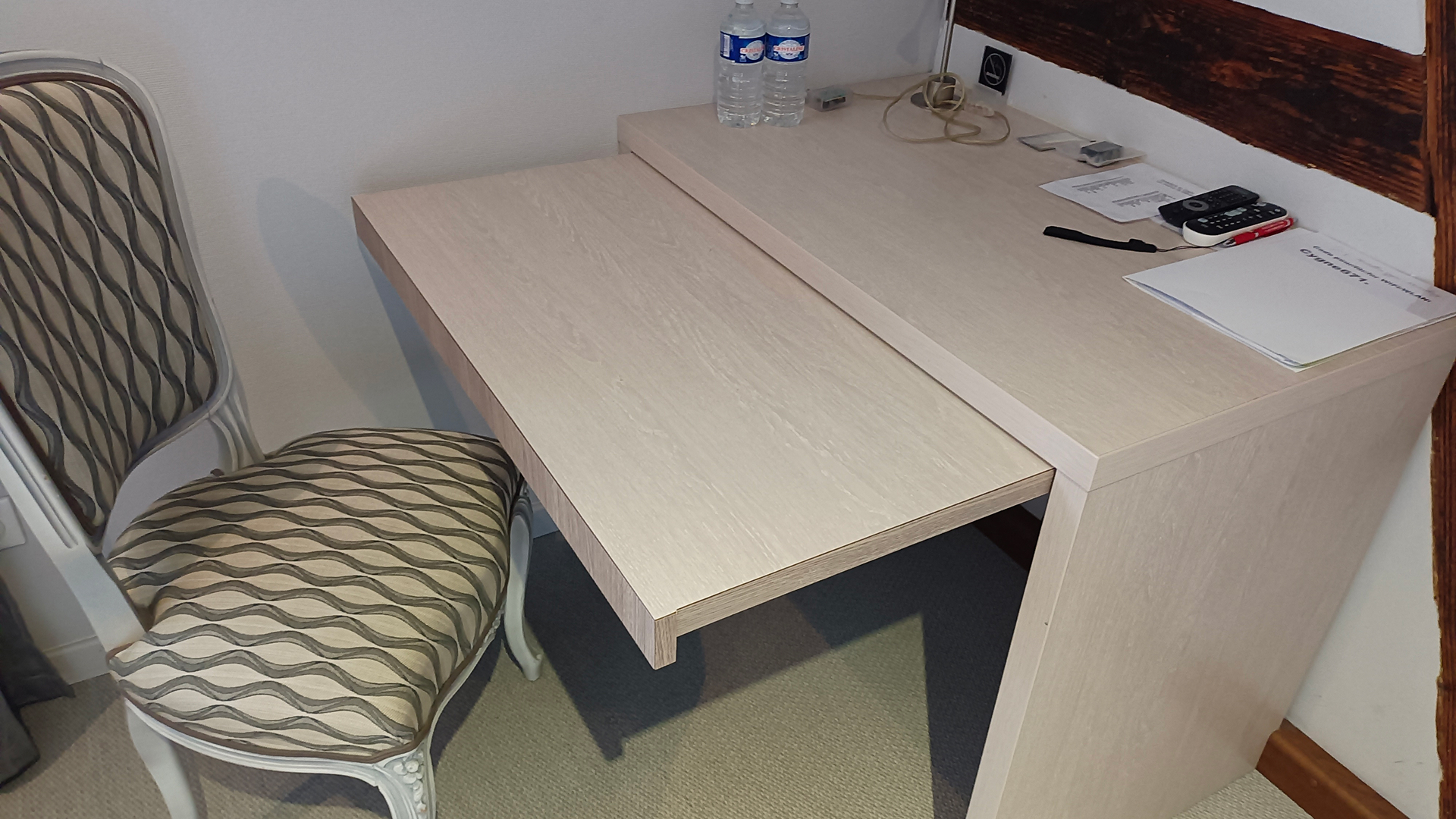 : Bureau extensible et chaise élégante de la chambre 34