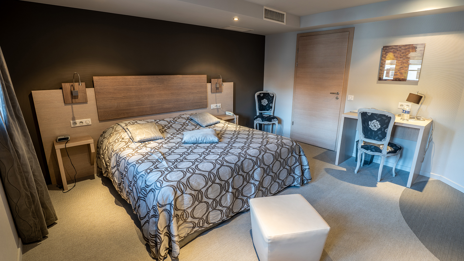 Chambre 35 avec coin bureau, chaise élégante et décoration moderne