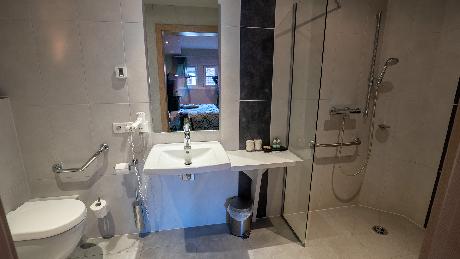 Salle de bains moderne avec douche à l'italienne, lavabo et WC
