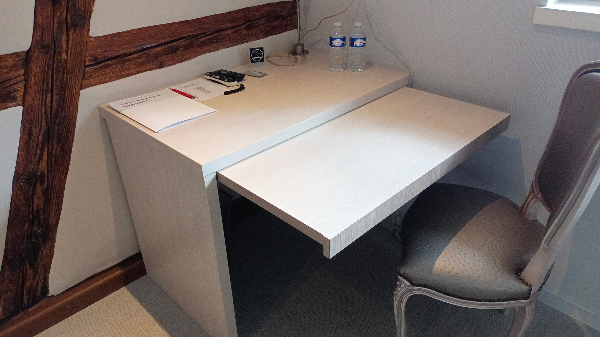 Bureau extensible en bois clair avec chaise élégante