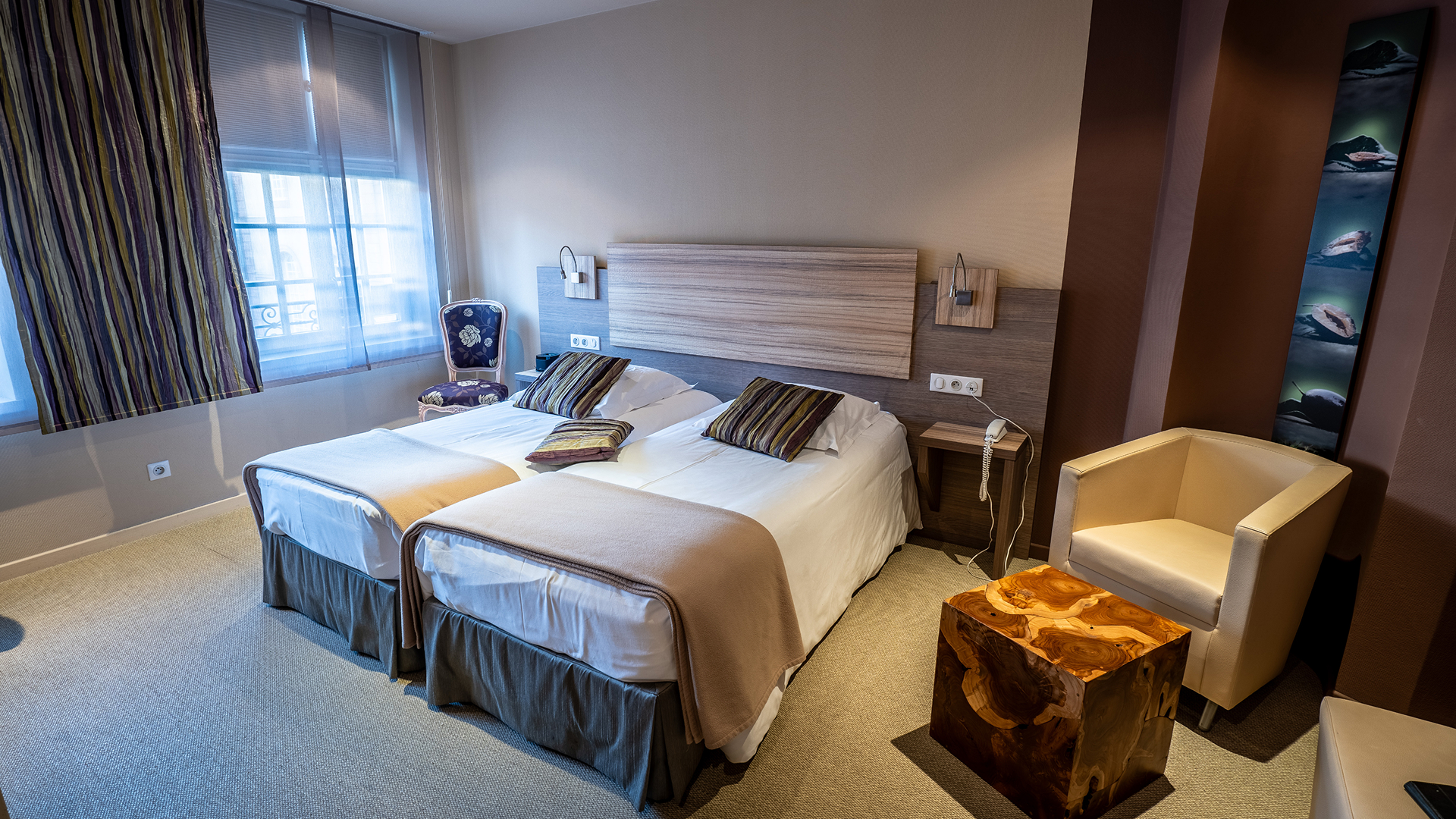Chambre twin lumineuse avec coin salon.