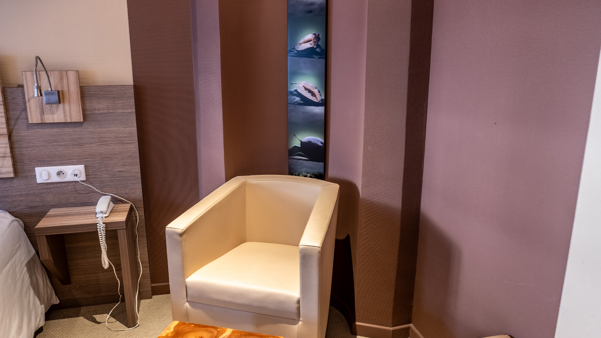 Coin détente avec fauteuil confortable et décoration moderne.