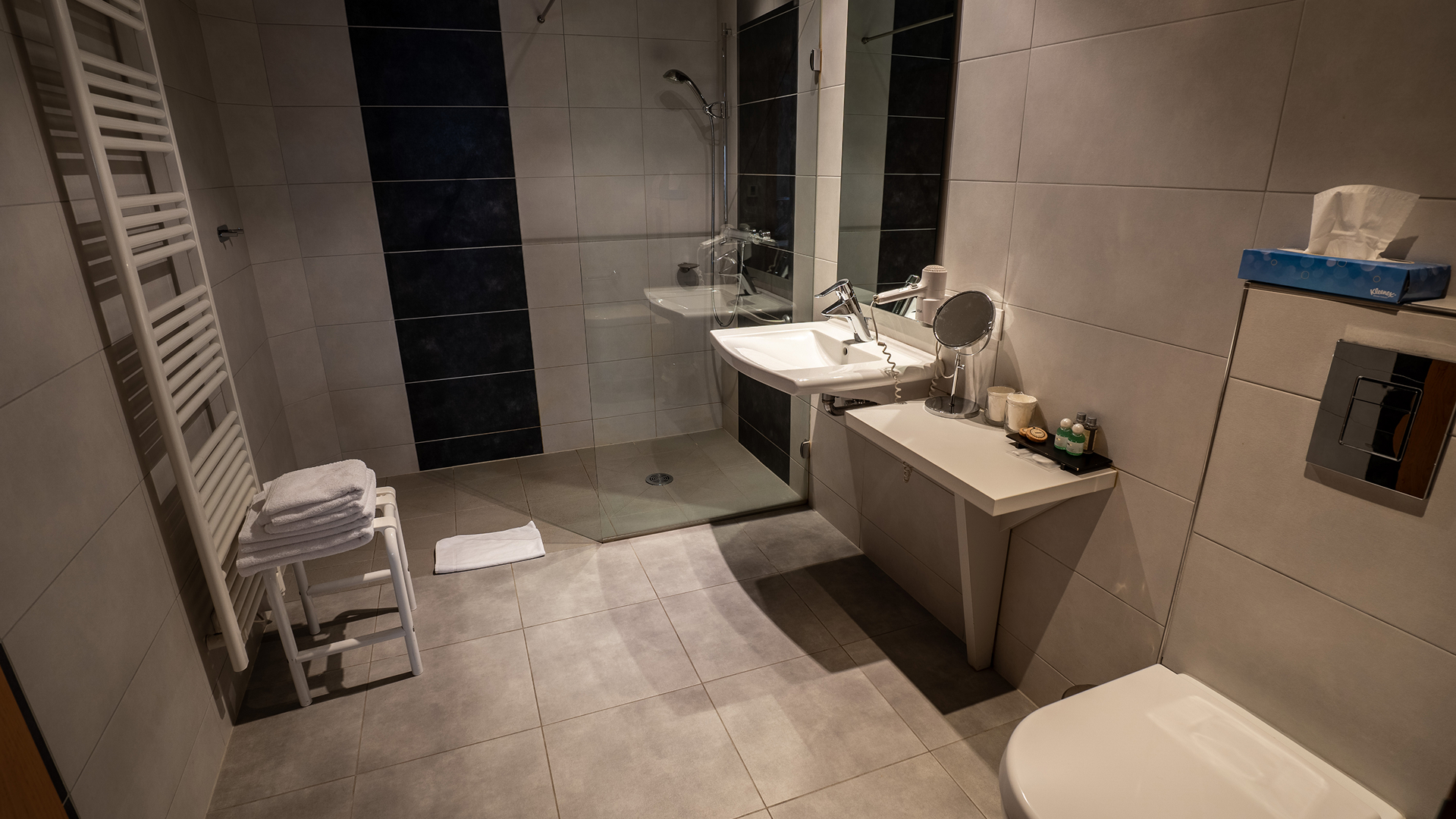 Salle de bains contemporaine avec douche à l’italienne.