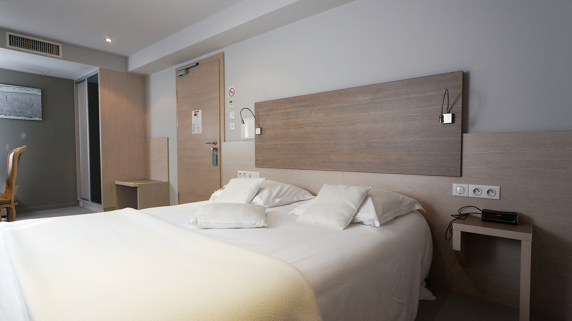 Chambre 37 vue depuis le lit vers l'entrée avec décoration moderne et minimaliste