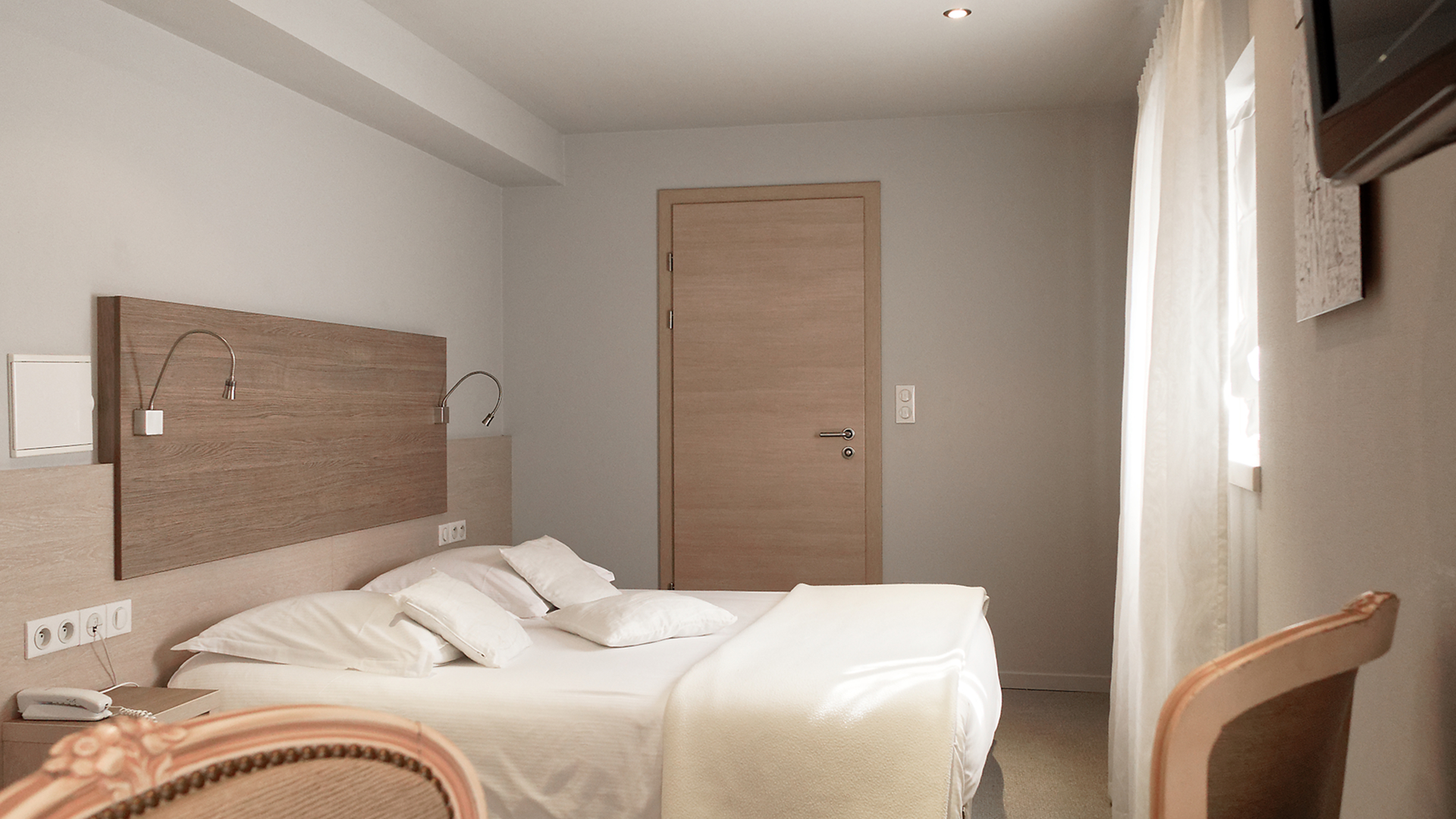 Chambre double cosy avec lumière naturelle et décor chaleureux