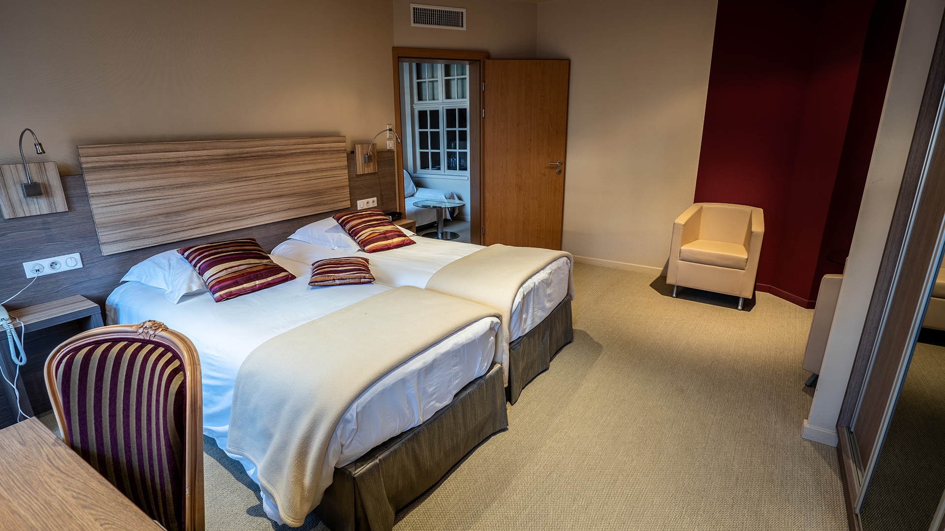 Chambre twin avec décoration élégante et confortable.