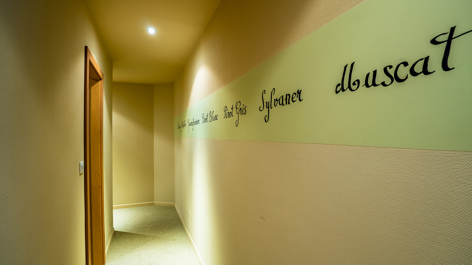 Couloir décoré avec noms de cépages d’Alsace.