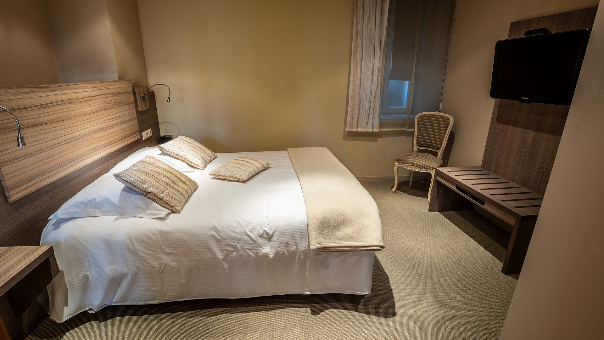 Chambre avec lit double confortable et décoration soignée.
