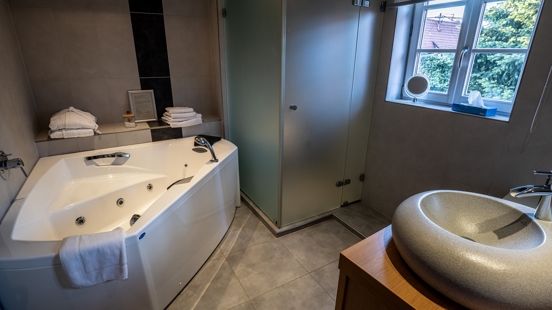 Salle de bains moderne avec baignoire balnéo, douche séparée et lavabo design