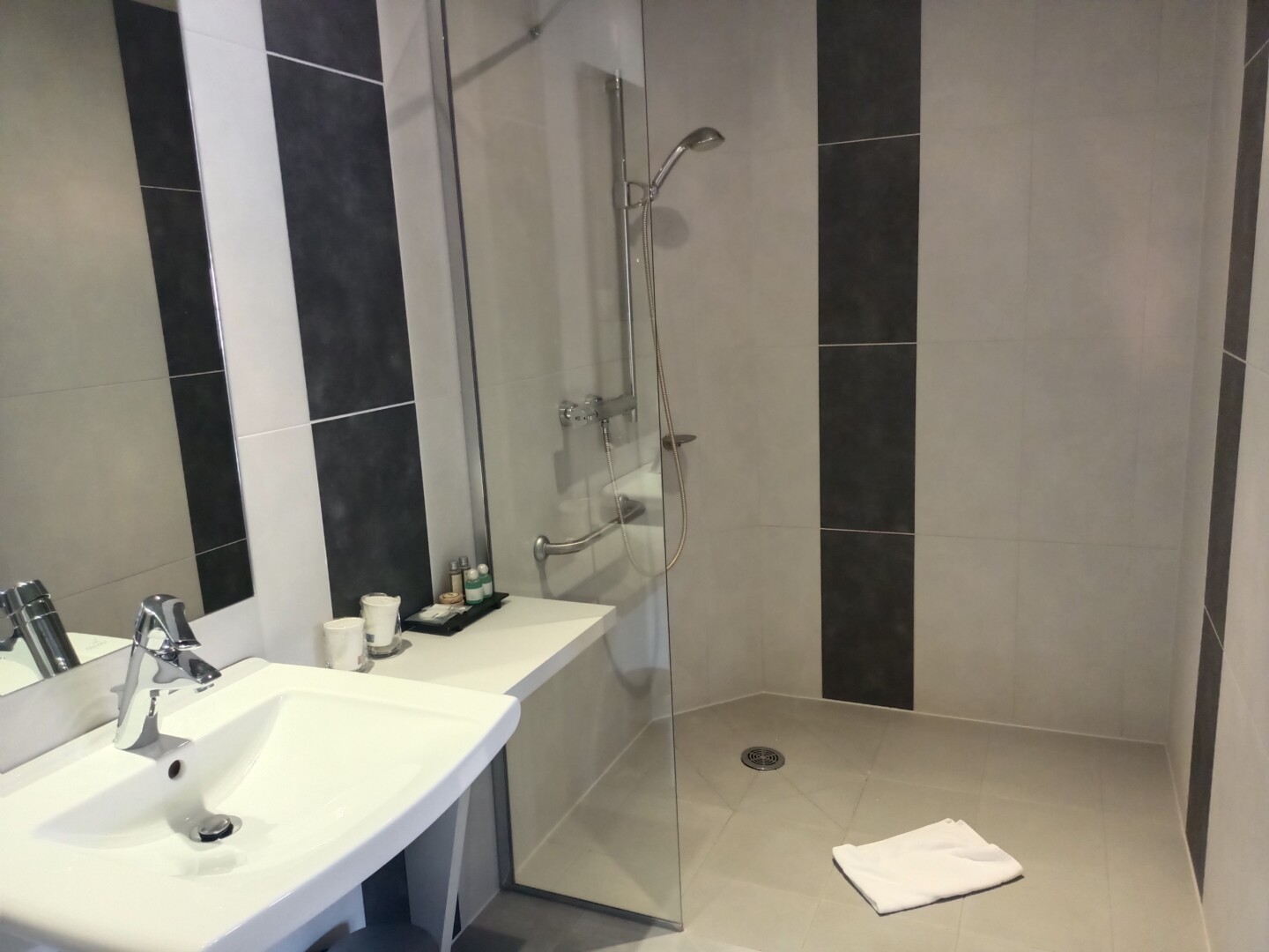 Salle de bains spacieuse et moderne